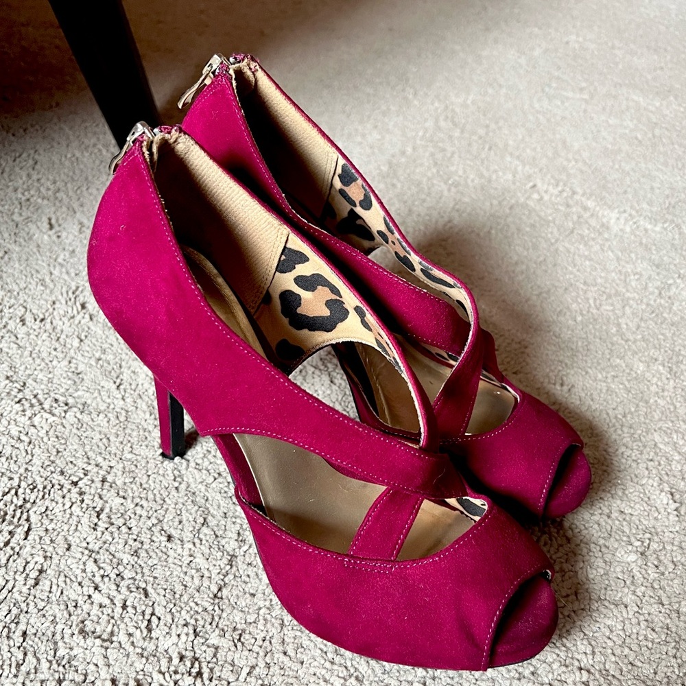 Gorgeous burgundy open toe heels with crisscross top!